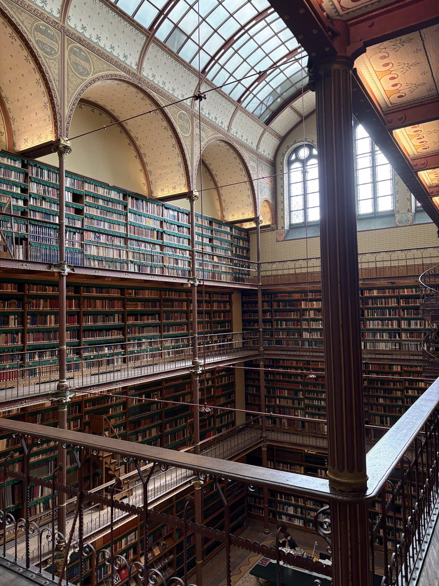 館内には、1900年代初頭に開館した美しい古い図書館もありました
