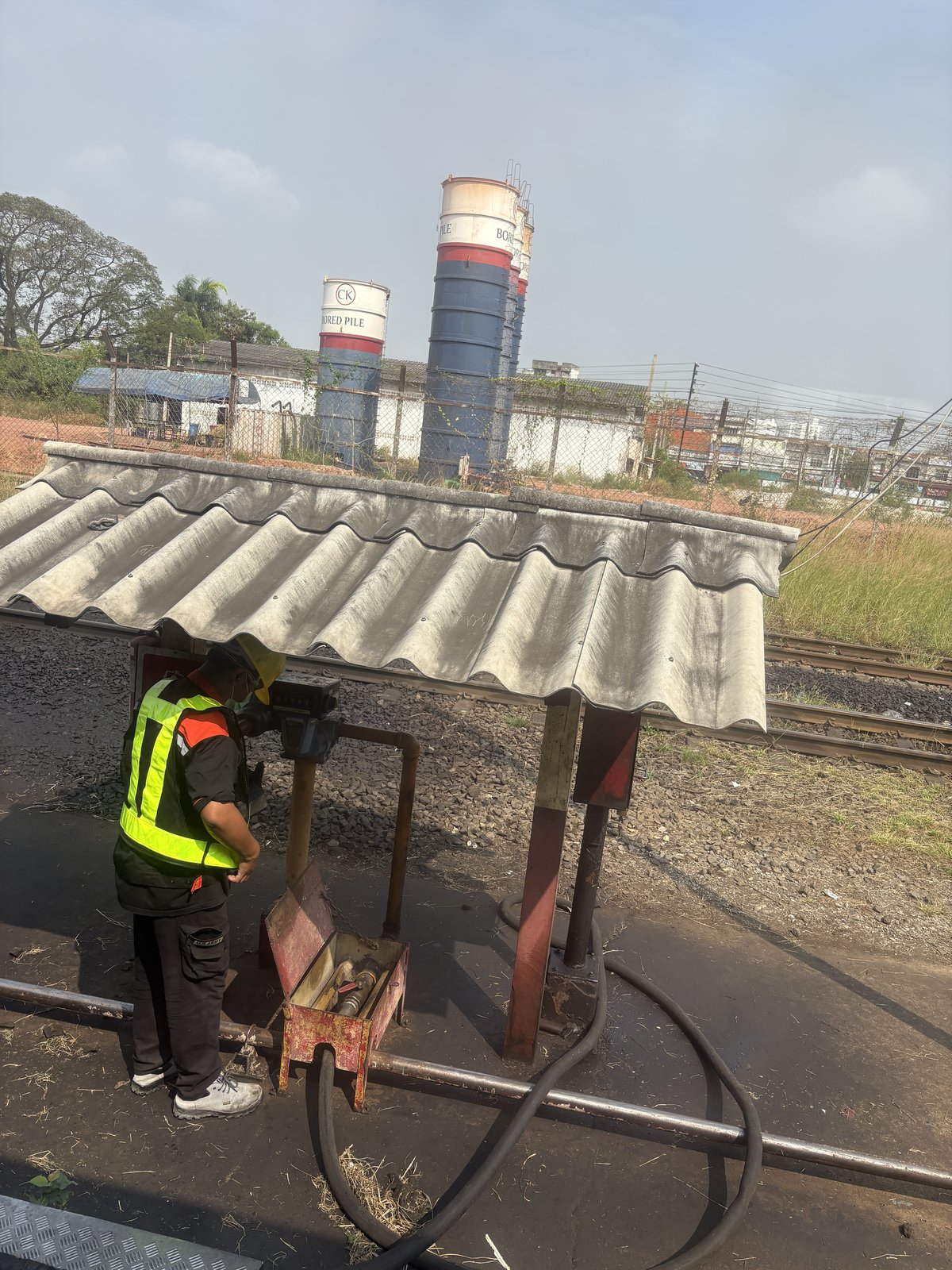 なかなか動かないと思ったら給油中だった