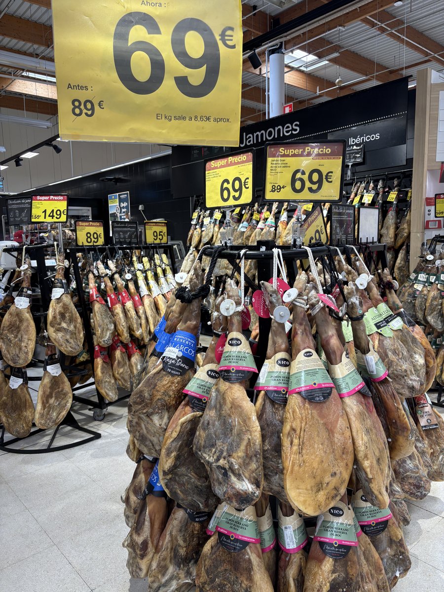 スペインでは足のままハムを売るのは日常的な光景です