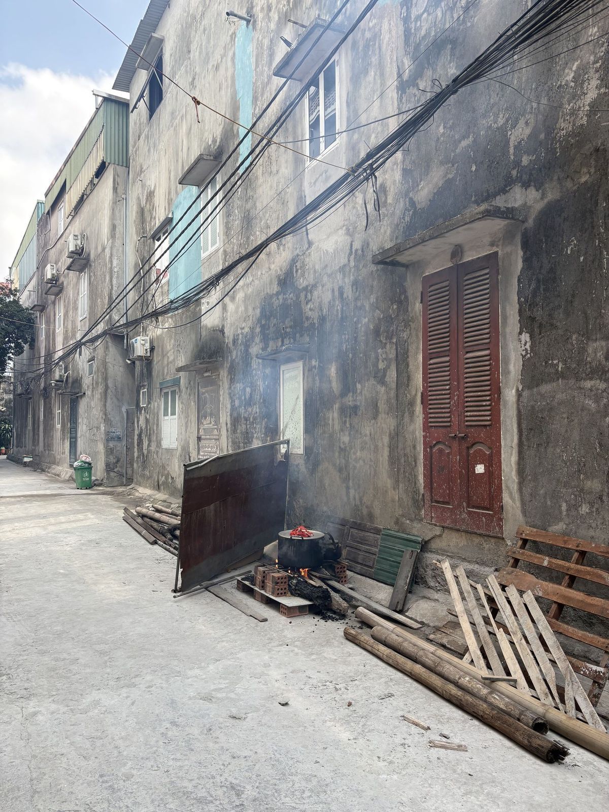 道端でバインチュンが茹でられていました