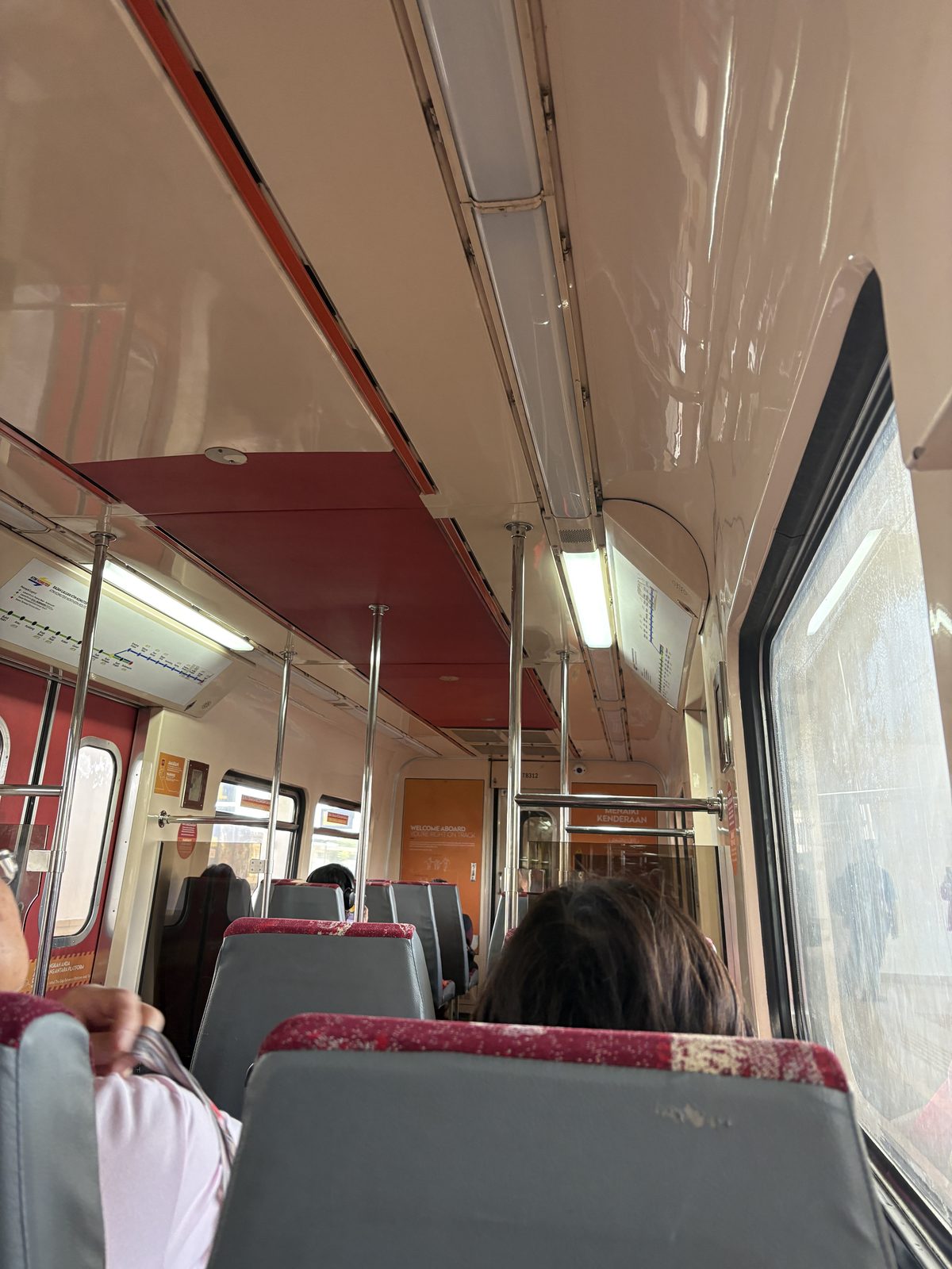 KTMコミューターの車内