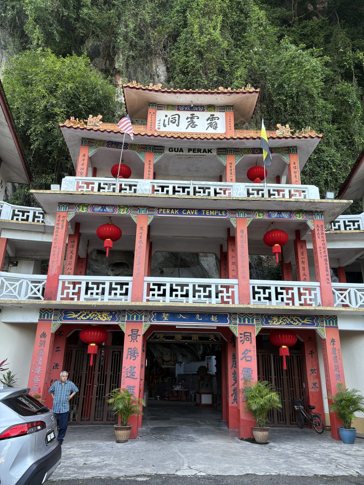 ペラトン洞窟寺院の入り口