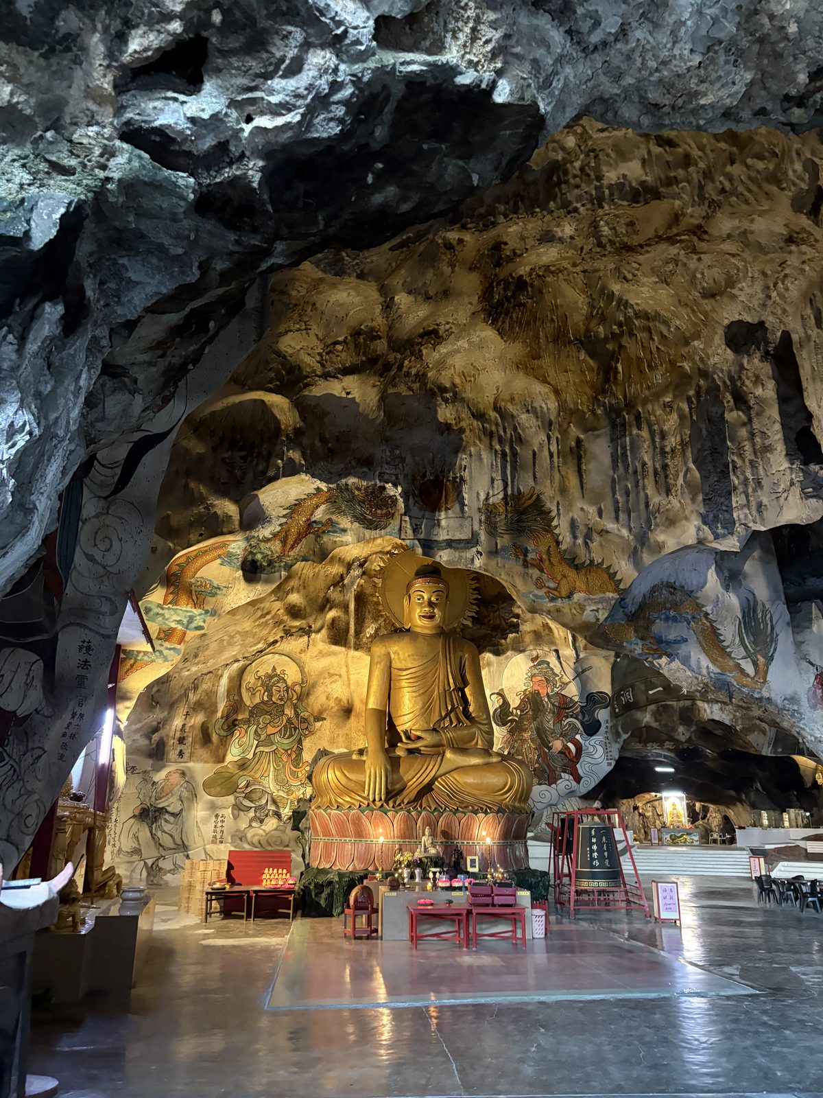 ペラトン洞窟寺院の中
