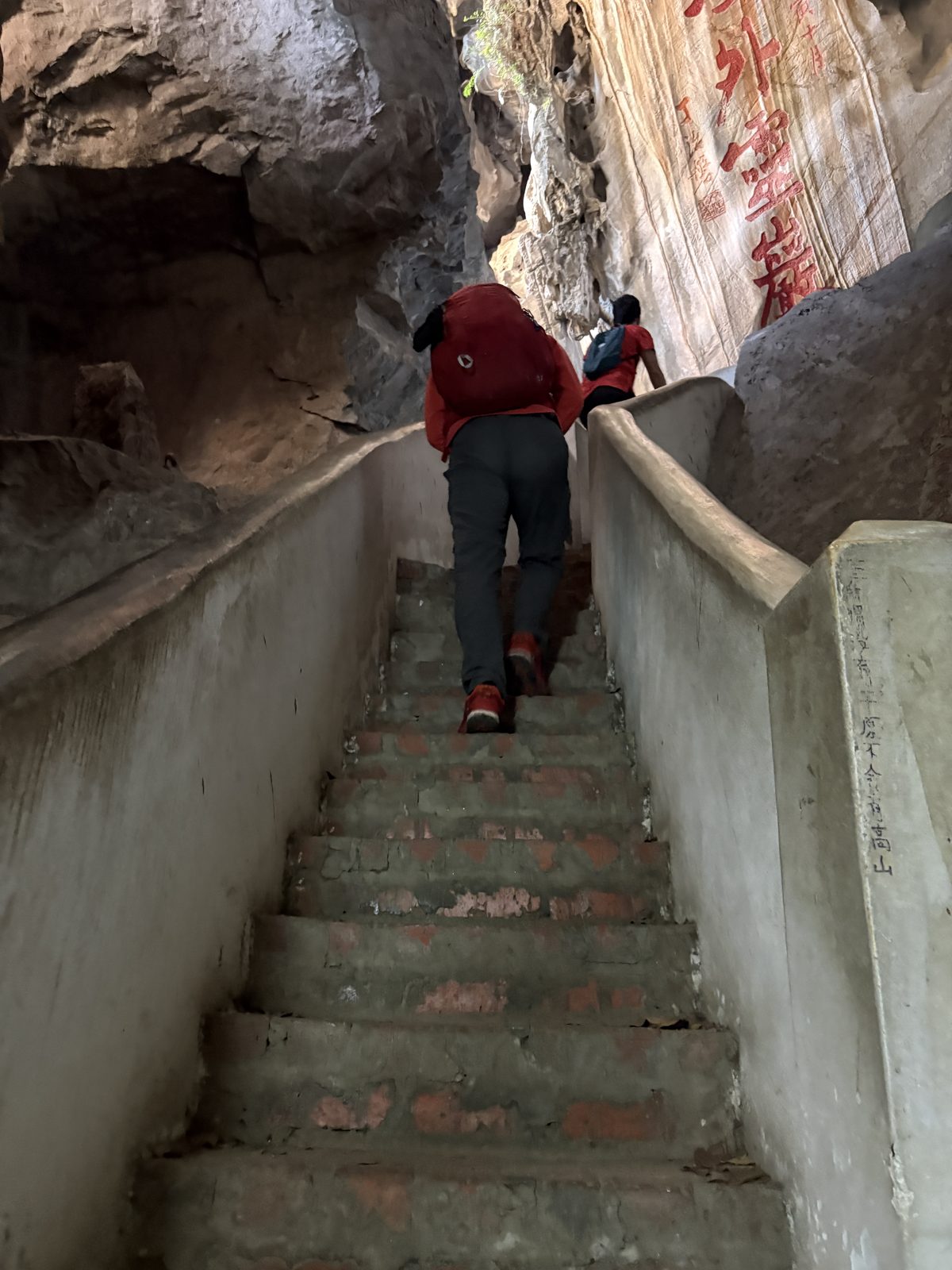 頂上までは長い階段