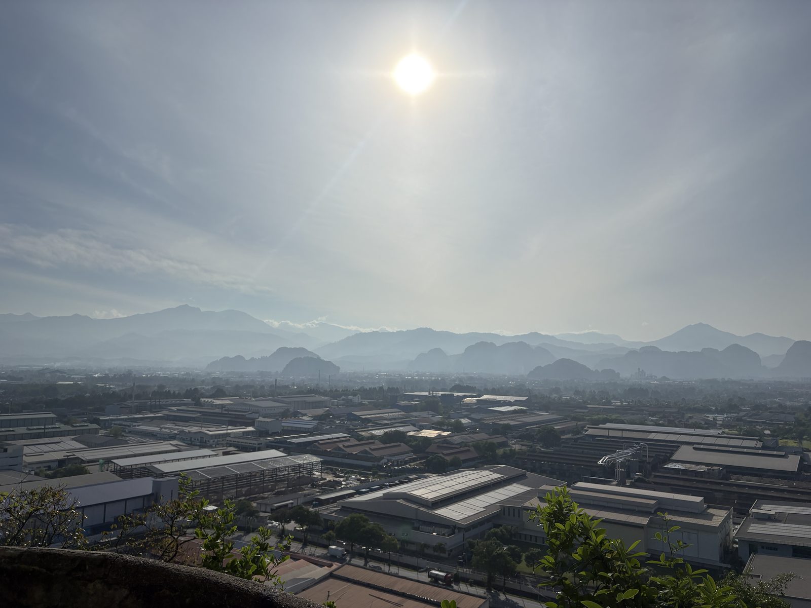 イポーの街並みを一望できる