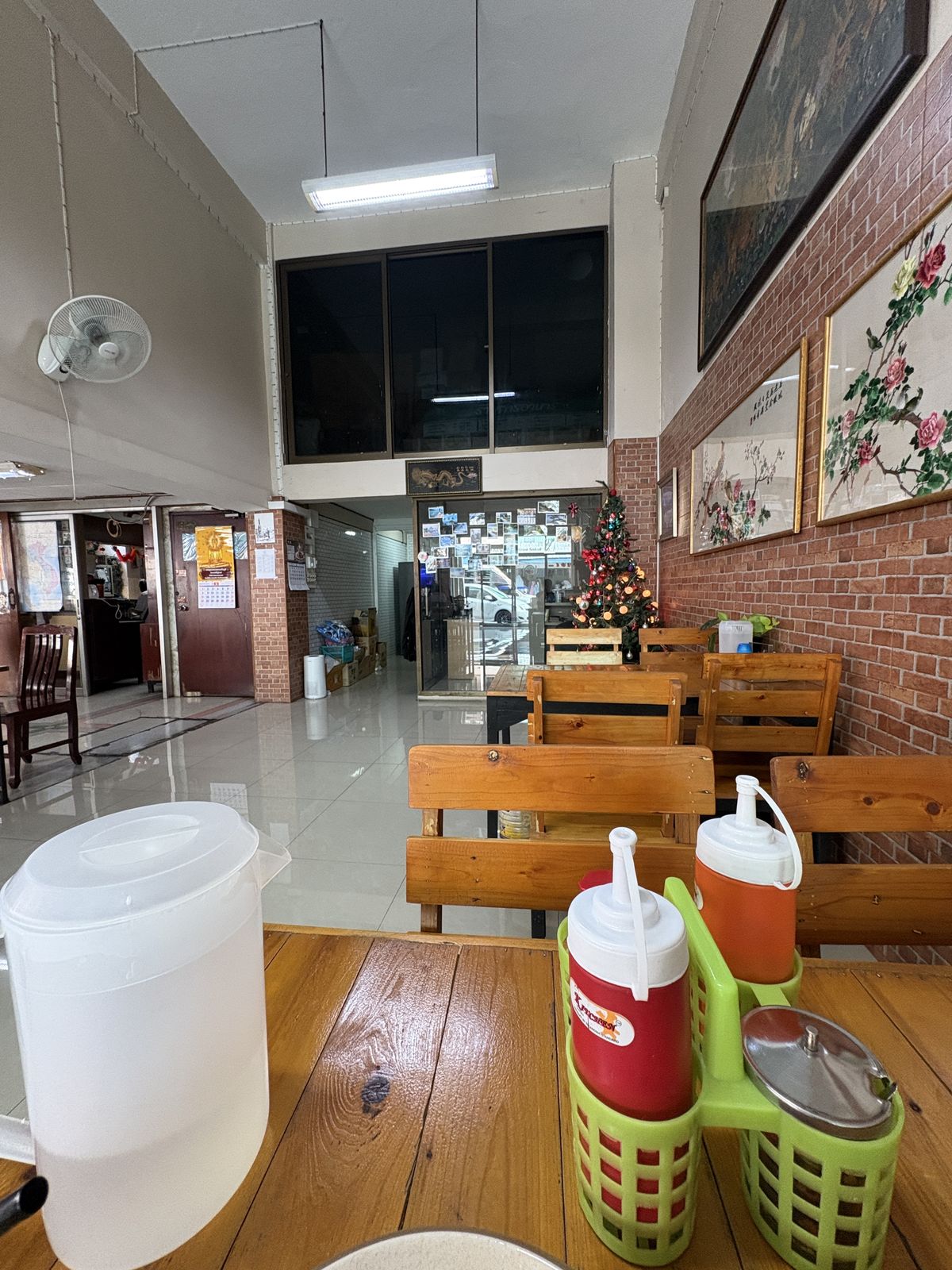 ホテル内の小さな食堂