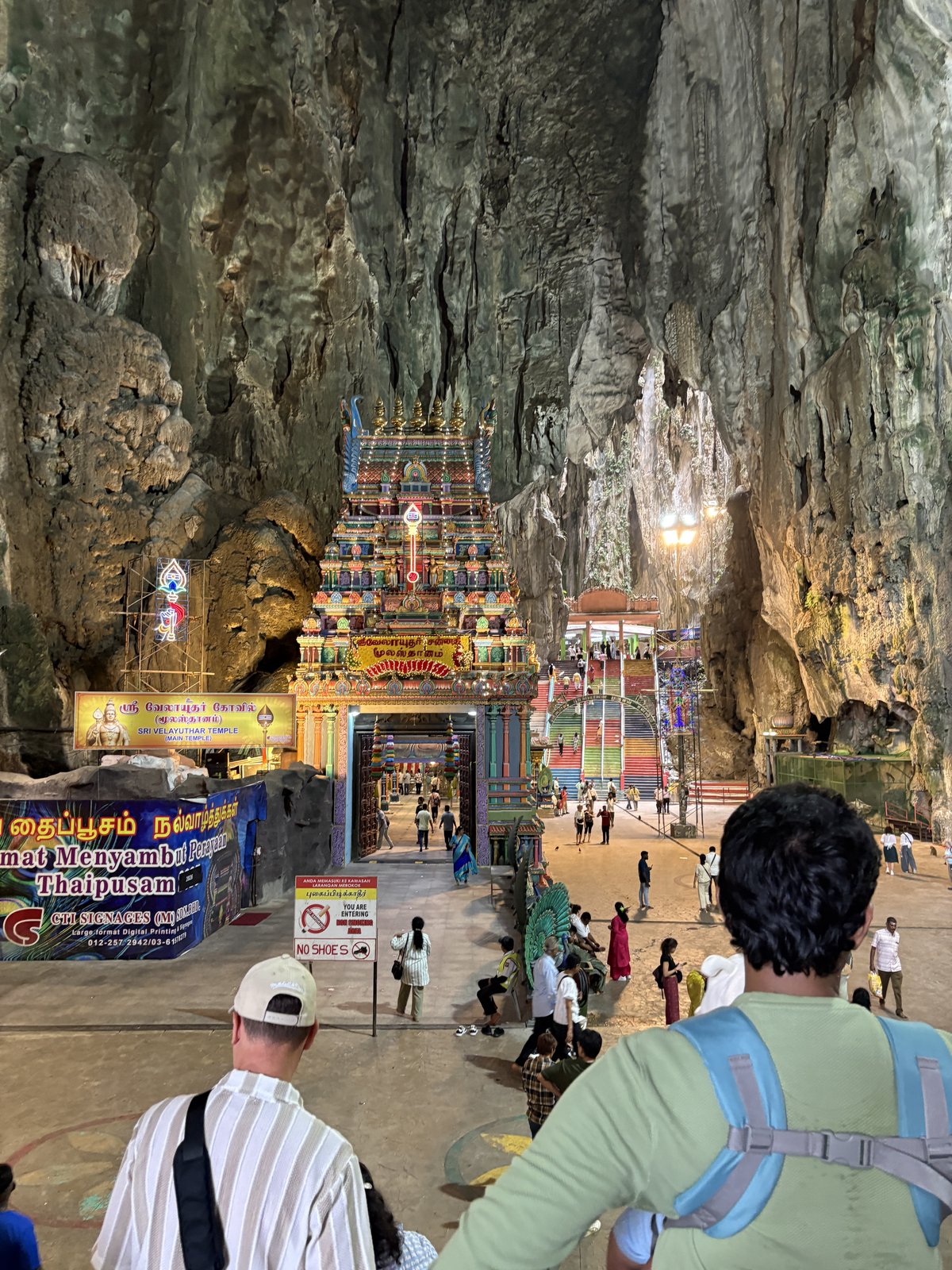洞窟の中にもテンプルがある