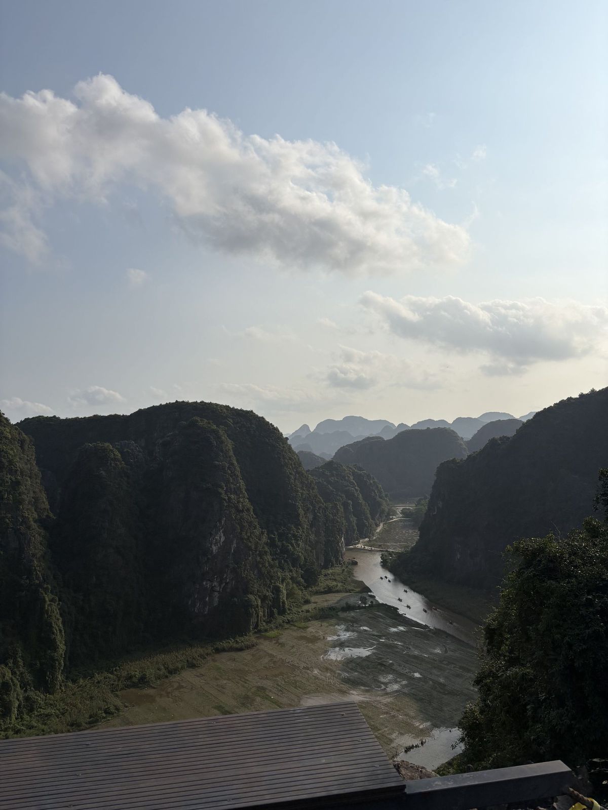 頂上からの景色。ニンビンは田んぼでも有名