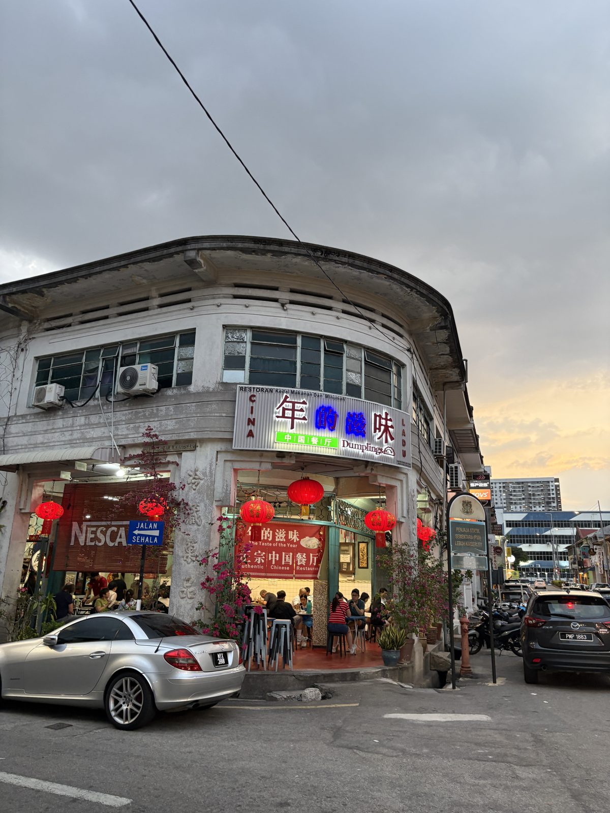 中国語で書かれたレストランや店が多い