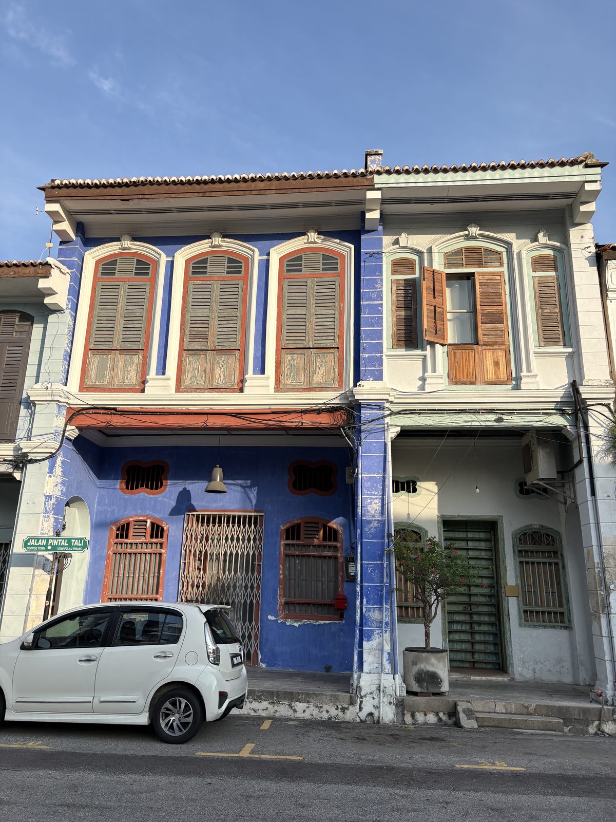 カラフルな建物がたくさん見える