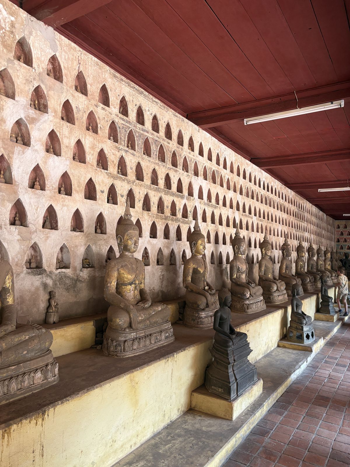 小さな仏像がたくさん並んでいる