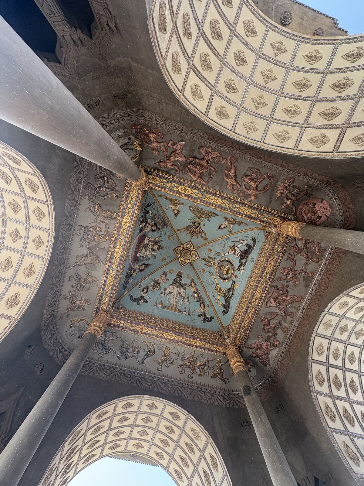 パトゥーサイの中